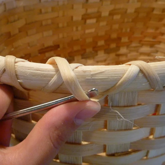 Tighten the second row of lashing